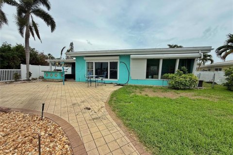 House in Treasure Island, Florida 3 bedrooms, 184.69 sq.m. № 1820896 - photo 16