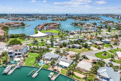 House in Treasure Island, Florida 3 bedrooms, 184.69 sq.m. № 1820896 - photo 24