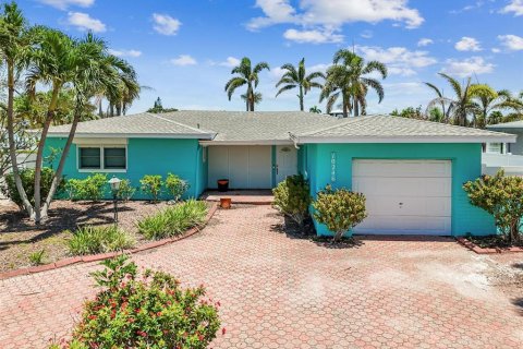 House in Treasure Island, Florida 3 bedrooms, 184.69 sq.m. № 1820896 - photo 1