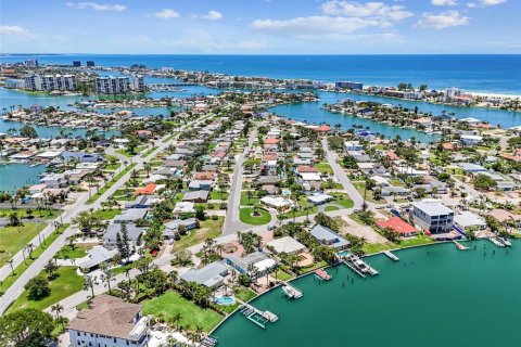 House in Treasure Island, Florida 3 bedrooms, 184.69 sq.m. № 1820896 - photo 21