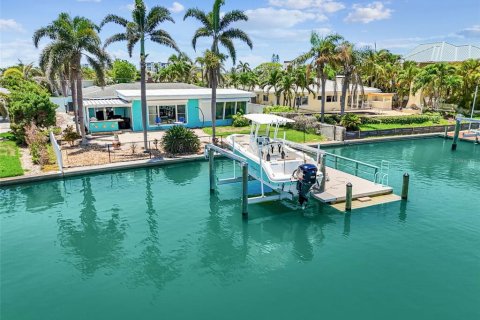 House in Treasure Island, Florida 3 bedrooms, 184.69 sq.m. № 1820896 - photo 23
