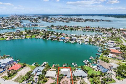 House in Treasure Island, Florida 3 bedrooms, 184.69 sq.m. № 1820896 - photo 3