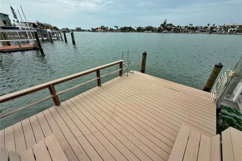House in Treasure Island, Florida 3 bedrooms, 184.69 sq.m. № 1820896 - photo 29