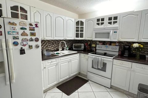 Copropriété à louer à Hialeah, Floride: 2 chambres, 96.43 m2 № 2056743 - photo 1