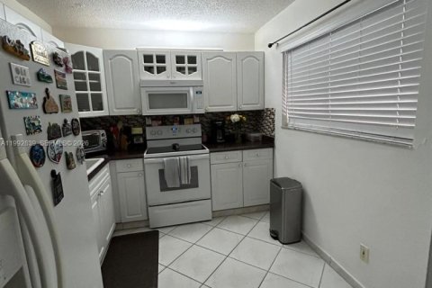 Copropriété à louer à Hialeah, Floride: 2 chambres, 96.43 m2 № 2056743 - photo 2