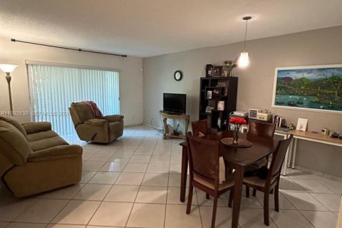 Copropriété à louer à Hialeah, Floride: 2 chambres, 96.43 m2 № 2056743 - photo 11