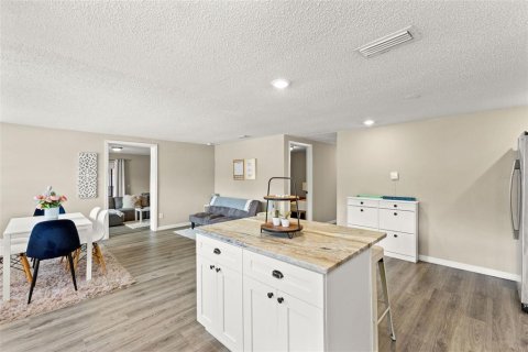 House in Tampa, Florida 5 bedrooms, 212.93 sq.m. № 2200062 - photo 8