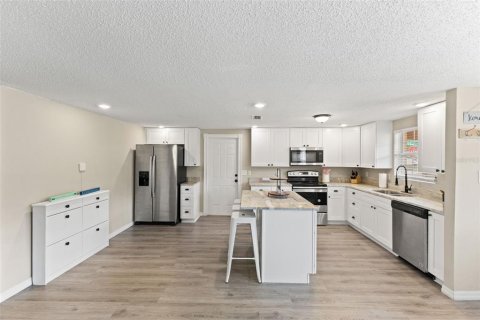 House in Tampa, Florida 5 bedrooms, 212.93 sq.m. № 2200062 - photo 14