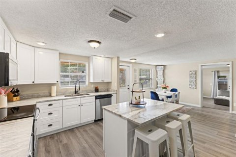 House in Tampa, Florida 5 bedrooms, 212.93 sq.m. № 2200062 - photo 11