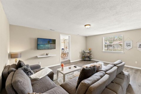 House in Tampa, Florida 5 bedrooms, 212.93 sq.m. № 2200062 - photo 4