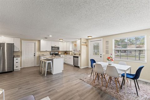 House in Tampa, Florida 5 bedrooms, 212.93 sq.m. № 2200062 - photo 6