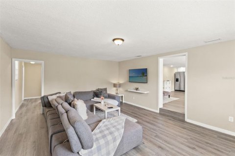 House in Tampa, Florida 5 bedrooms, 212.93 sq.m. № 2200062 - photo 2