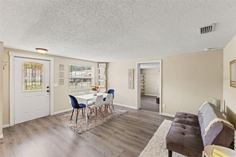 House in Tampa, Florida 5 bedrooms, 212.93 sq.m. № 2200062 - photo 7