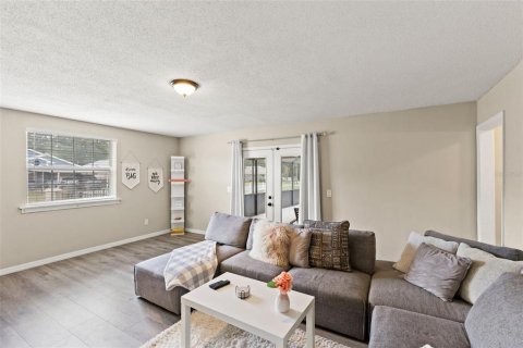 House in Tampa, Florida 5 bedrooms, 212.93 sq.m. № 2200062 - photo 3