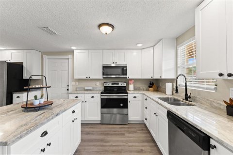 House in Tampa, Florida 5 bedrooms, 212.93 sq.m. № 2200062 - photo 13