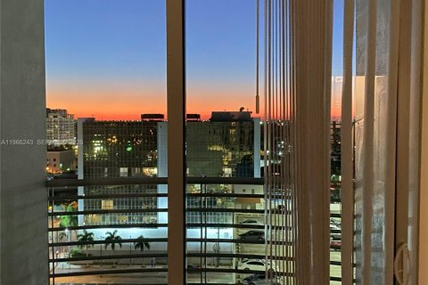 Condo in Hollywood, Florida, 2 bedrooms  № 2044502 - photo 15