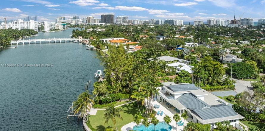 House in Surfside, Florida 6 bedrooms, 509.57 sq.m. № 1438552