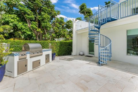 House in Surfside, Florida 6 bedrooms, 509.57 sq.m. № 1438552 - photo 27