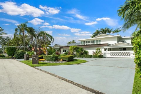 House in Surfside, Florida 6 bedrooms, 509.57 sq.m. № 1438552 - photo 12