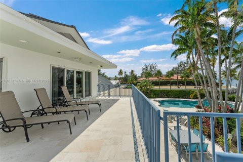 House in Surfside, Florida 6 bedrooms, 509.57 sq.m. № 1438552 - photo 23