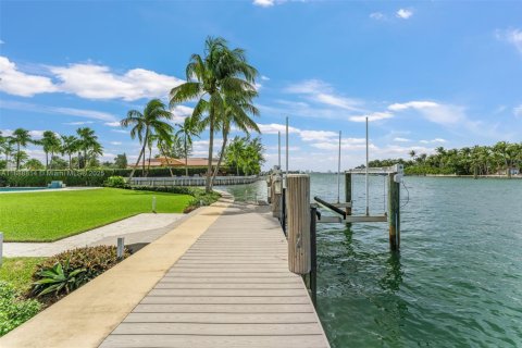 House in Surfside, Florida 6 bedrooms, 509.57 sq.m. № 1438552 - photo 11