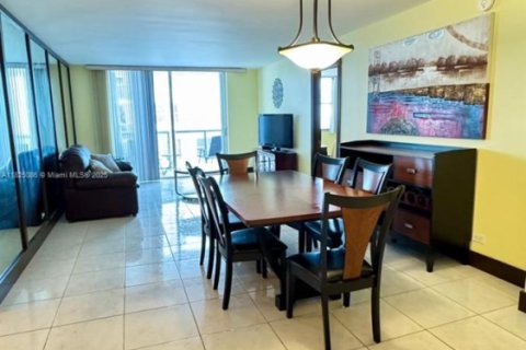 Condo in Miami Beach, Florida, 2 bedrooms  № 1796440 - photo 16