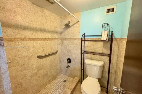 Condo in Miami Beach, Florida, 2 bedrooms  № 1796440 - photo 28