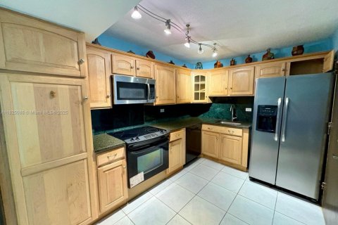Condo in Miami Beach, Florida, 2 bedrooms  № 1796440 - photo 21