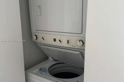 Condominio en alquiler en Miami, Florida, 1 dormitorio, 91.04 m2 № 2045694 - foto 10