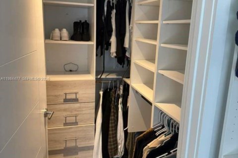 Condominio en alquiler en Miami, Florida, 1 dormitorio, 91.04 m2 № 2045694 - foto 15