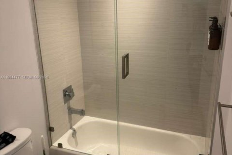 Condominio en alquiler en Miami, Florida, 1 dormitorio, 91.04 m2 № 2045694 - foto 13