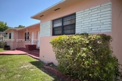 House in North Miami, Florida 3 bedrooms, 147.71 sq.m. № 2264923 - photo 5