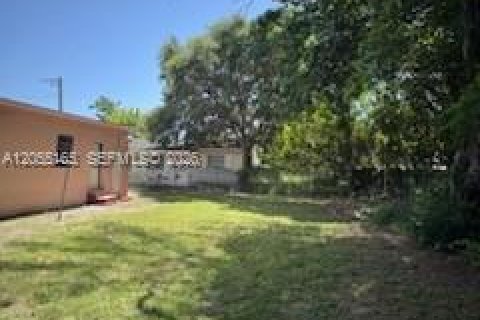 House in North Miami, Florida 3 bedrooms, 147.71 sq.m. № 2264923 - photo 9