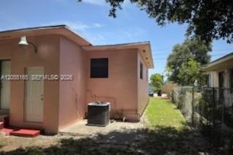 House in North Miami, Florida 3 bedrooms, 147.71 sq.m. № 2264923 - photo 11