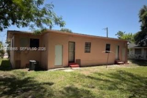 House in North Miami, Florida 3 bedrooms, 147.71 sq.m. № 2264923 - photo 8