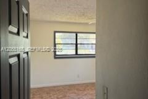 House in North Miami, Florida 3 bedrooms, 147.71 sq.m. № 2264923 - photo 29
