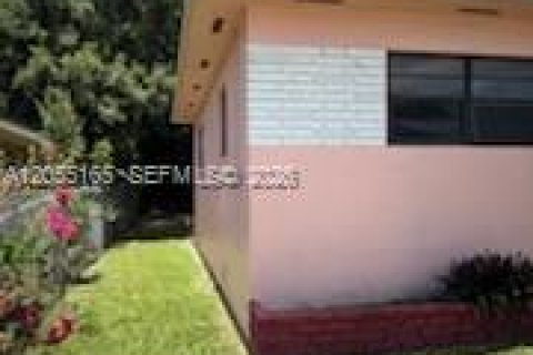 House in North Miami, Florida 3 bedrooms, 147.71 sq.m. № 2264923 - photo 13