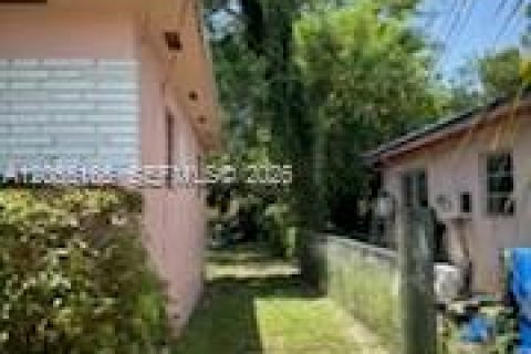 House in North Miami, Florida 3 bedrooms, 147.71 sq.m. № 2264923 - photo 4