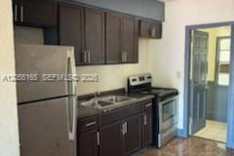 House in North Miami, Florida 3 bedrooms, 147.71 sq.m. № 2264923 - photo 24