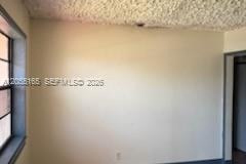 House in North Miami, Florida 3 bedrooms, 147.71 sq.m. № 2264923 - photo 16
