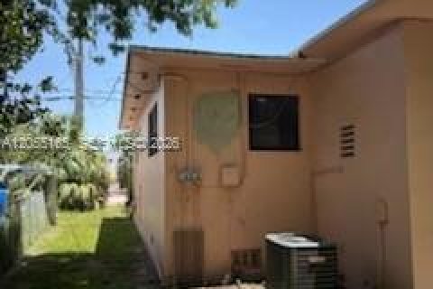 House in North Miami, Florida 3 bedrooms, 147.71 sq.m. № 2264923 - photo 7