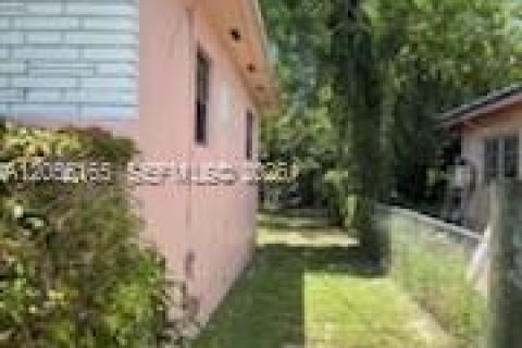 House in North Miami, Florida 3 bedrooms, 147.71 sq.m. № 2264923 - photo 6