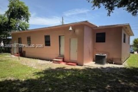 House in North Miami, Florida 3 bedrooms, 147.71 sq.m. № 2264923 - photo 12