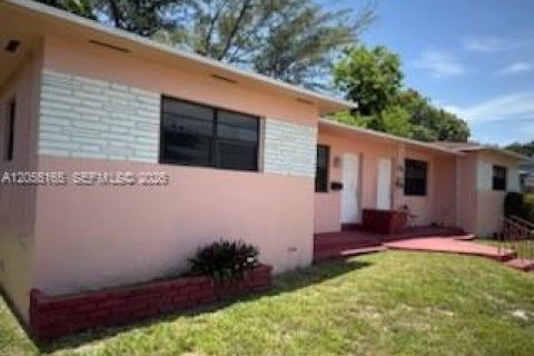 House in North Miami, Florida 3 bedrooms, 147.71 sq.m. № 2264923 - photo 14