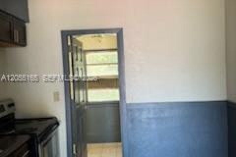House in North Miami, Florida 3 bedrooms, 147.71 sq.m. № 2264923 - photo 25