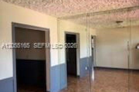 House in North Miami, Florida 3 bedrooms, 147.71 sq.m. № 2264923 - photo 17
