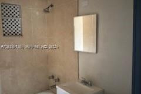 House in North Miami, Florida 3 bedrooms, 147.71 sq.m. № 2264923 - photo 21