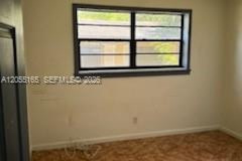 House in North Miami, Florida 3 bedrooms, 147.71 sq.m. № 2264923 - photo 26
