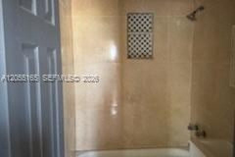 House in North Miami, Florida 3 bedrooms, 147.71 sq.m. № 2264923 - photo 20