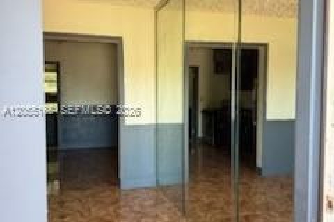 House in North Miami, Florida 3 bedrooms, 147.71 sq.m. № 2264923 - photo 15